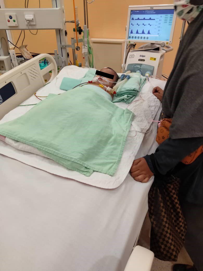 zumairaaa's tweet photo. Korang semua, mintak share/RT kan tabung bantuan untuk adik Safiyyah ni boleh tak💔🥺🙏

Adik Safiyyah tengah menderita sakit sebab jantung berlubang. Sekarang memang totally bergantung pada bantuan penafasan. Doctor sahkan yang adik Safiyyah ni kena operate pasang VP SHUNT😖😢 https://t.co/DIHSIQ4uun