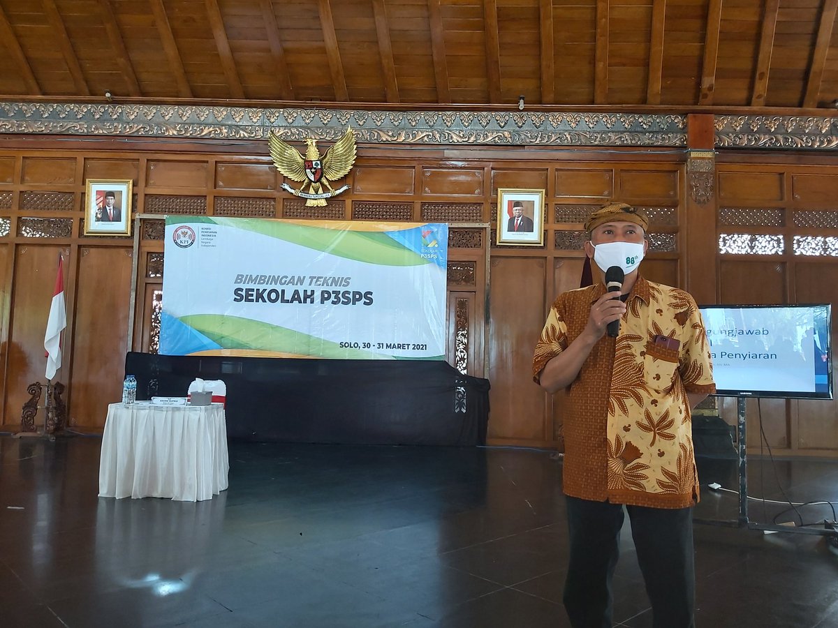 Hari Wiryawan, Mantan Komisioner KPID Jateng dan Pendidik asal Solo berpwndapat bahwa Media Penyiaran baik TV maupun Radio dapat membantu masyarakat untuk menyaring informasi dan peran ino adalah bagian dati tanggungjawab sosial yang diemban <a href="/JRKIndonesia/">JRKI</a> <a href="/KPI_Pusat/">Komisi Penyiaran Indonesia</a>