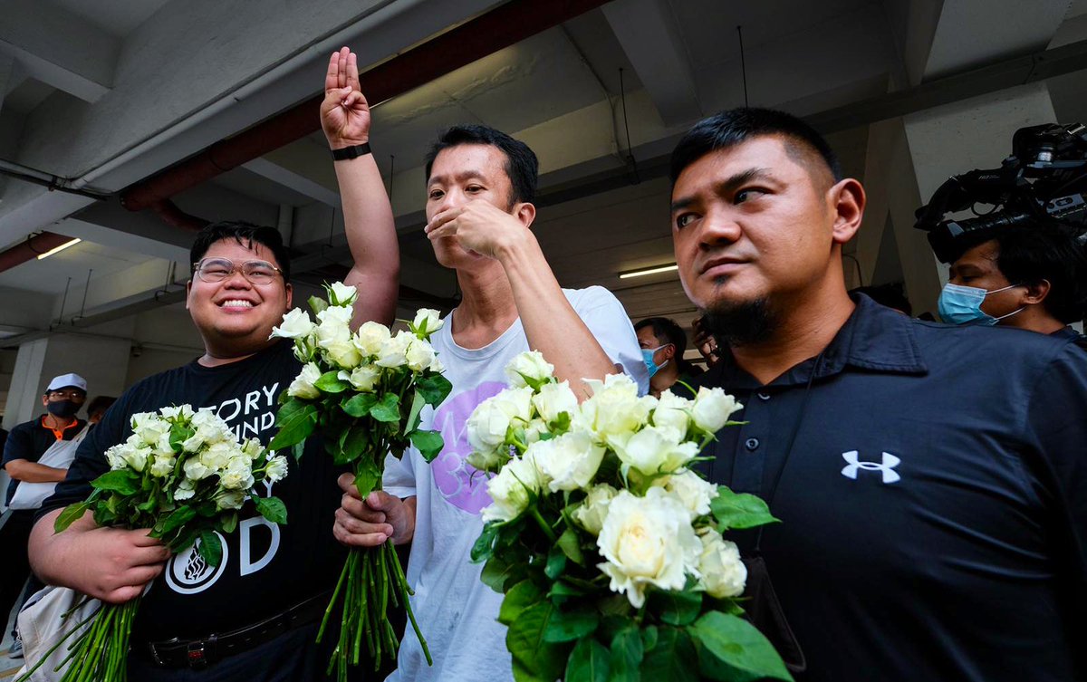 ThaiEnquirer's tweet photo. The prosecutor have decided to charge 5 people, including Ekkachai, Francis & Suranart, for the violation of Section 110. If they are found guilty of threatening the Queen’s liberty for allegedly blocking her motorcade, they could be jail for life. #ม110 #WhatsHappeningInThailand https://t.co/VcxcCxngNE