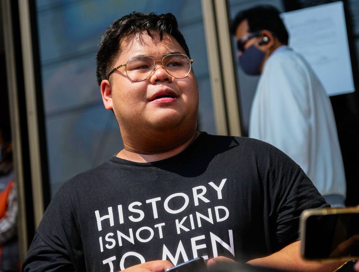 ThaiEnquirer's tweet photo. The prosecutor have decided to charge 5 people, including Ekkachai, Francis & Suranart, for the violation of Section 110. If they are found guilty of threatening the Queen’s liberty for allegedly blocking her motorcade, they could be jail for life. #ม110 #WhatsHappeningInThailand https://t.co/VcxcCxngNE