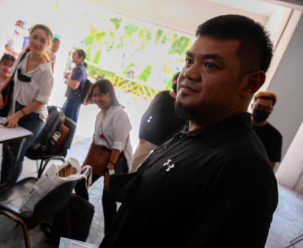 ThaiEnquirer's tweet photo. The prosecutor have decided to charge 5 people, including Ekkachai, Francis & Suranart, for the violation of Section 110. If they are found guilty of threatening the Queen’s liberty for allegedly blocking her motorcade, they could be jail for life. #ม110 #WhatsHappeningInThailand https://t.co/VcxcCxngNE