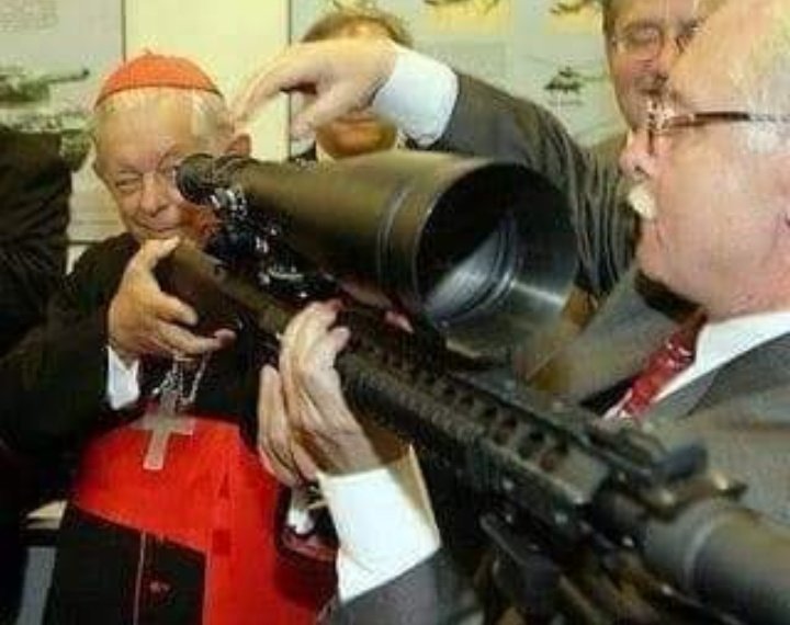 sal_whee's tweet photo. La secta Católica @news_vaticano, quien con la misma agua que bendice un niño, con esa bendice las armas que matan a otros, con las mismas oraciones que piden clemencia con esas piden guerras. https://t.co/BPoZBh3gIr