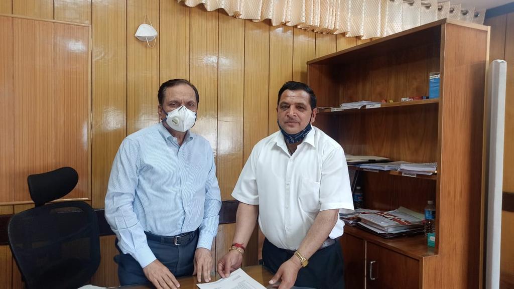 DaleepSinghPar1's tweet photo. Yesterday ExMLA Daleep Singh Parihar Met with Honble Advisior to Honble Lt. Governor Sh. Rajiv Rai Bhatanagar regarding burning issues  of Bhaderwah  constituency discussed briefly.
Honble Advisior direct to concern https://t.co/KZxSnS6oOx take the all matters as soon as possible https://t.co/bgOszHKi57