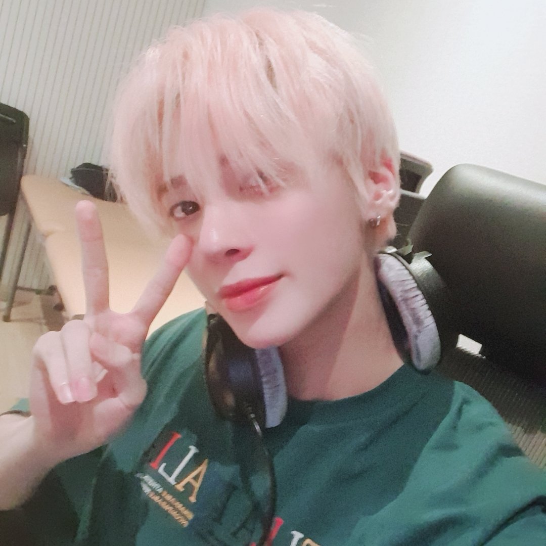 35/365  ❈ Taehyun;I really confirm how good blonde hair looks on you and how much I'll miss it when it's time for you to change it. I really love you so much Taehyunie