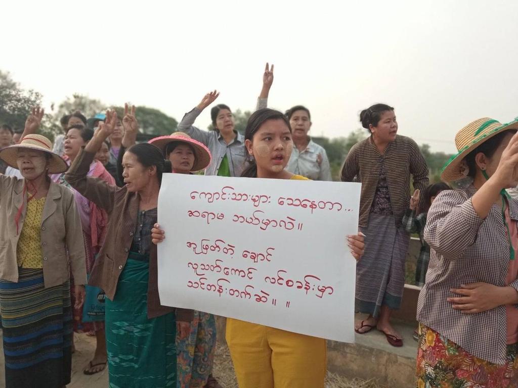 Emilyemyemy19's tweet photo. People protested against the teachers who were attending the military organized training course in #Wetlet Township, #Sagaing Region.
#Mar31Coup
#WhatsHappeningInMyanmar https://t.co/95g9czUisA