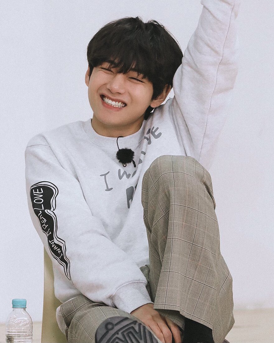 taeteland's tweet photo. TAEHYUNG IS SO BEAUTIFUL 🥺 https://t.co/DpVSyrOeLj