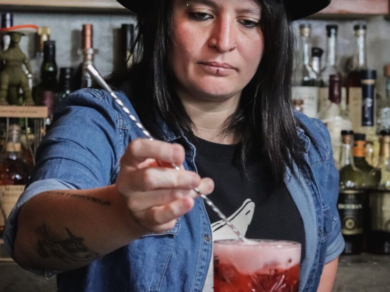 MeowMag's tweet photo. #INSPOWER 🍹 Claudia Cabrera es la líder del primer cocktail bar conformado por mujeres en Ciudad de México, fue nominada a Mejor Bartender Internacional en 2020 y ama el mezcal. Conoce más de su historia y dónde puedes visitarla aquí: https://t.co/i9zhIk8HGW
📝 @IssDannie https://t.co/XETWq7kYnD