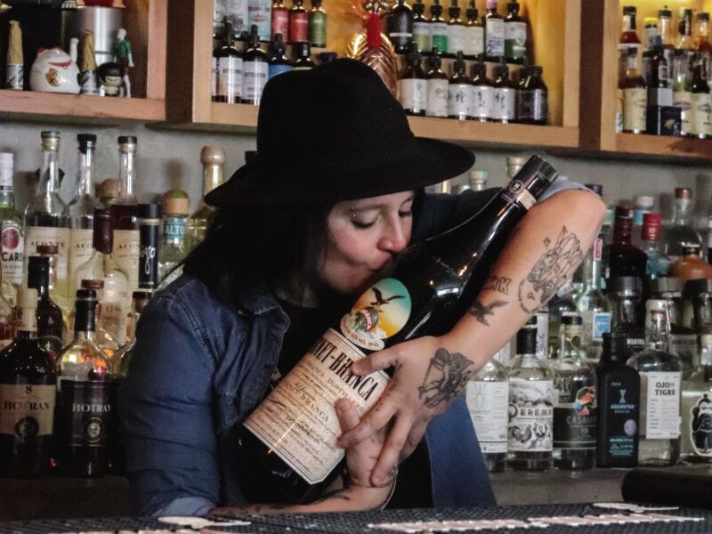 MeowMag's tweet photo. #INSPOWER 🍹 Claudia Cabrera es la líder del primer cocktail bar conformado por mujeres en Ciudad de México, fue nominada a Mejor Bartender Internacional en 2020 y ama el mezcal. Conoce más de su historia y dónde puedes visitarla aquí: https://t.co/i9zhIk8HGW
📝 @IssDannie https://t.co/XETWq7kYnD