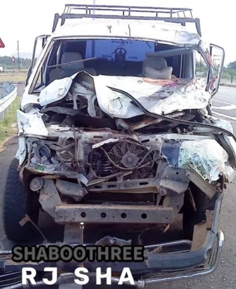 anbarasu_Boss's tweet image. இதான் @Kavin_m_0431 ப்ரோக்கு ஆக்ஸிடென்ட் ஆன வண்டியாம்😲😲 அந்த வண்டி அவ்ளோ டேமேஜ் ஆகியிருக்கு.அப்போ உங்க நிலைமை.நினைச்சு பார்க்க முடில... ஆனாலும் விடாமல் முன்னேறனும்னு நீங்க பண்ன முயற்சிக்காகவே நீங்க பெருசா ஜெயிக்கணும்.கூடவே நாங்க எப்பவும் இருப்போம்.
#AskuMaaroSong | #AskuMaaro