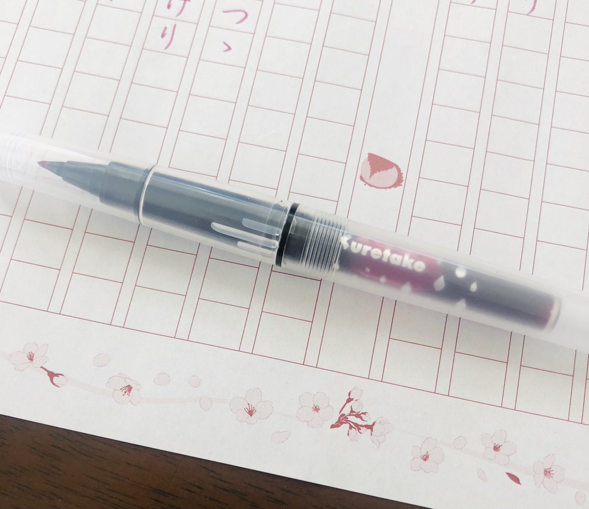 carolcamino's tweet photo. お題をありがとうございます😊
私が「からっぽペンカートリッジ式細筆」と仲良くなっていく様をご覧ください😆💦
最初インク出過ぎてビックリしたぁ。折れない心で書きました💪
#からっぽペンカートリッジ式
#PLATINUM #LAVENDERBLACK
#飾り原稿用紙 #櫻花眺
#ゆるっと自主練 https://t.co/IyV8JNm5oP