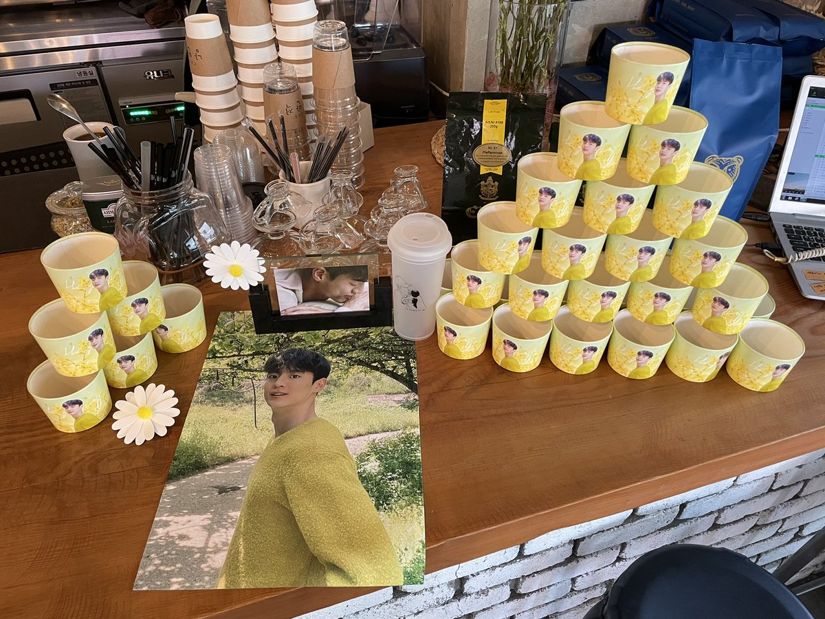 su_inn920401's tweet photo. 안녕하세요 마이드 여러분!
오늘부터 수인님 생일 카페이벤트가 진행됩니다. 생일 당일을 제외한 31일, 2일, 3일 기본특전은 조기마감 될 수 있습니다. 포토카드와 증명사진 외 나머지 사진은 랜덤으로 나갑니다.

#문수인 #생일이벤트 #카페낭만적 #마이드 https://t.co/mQR2d4te0o