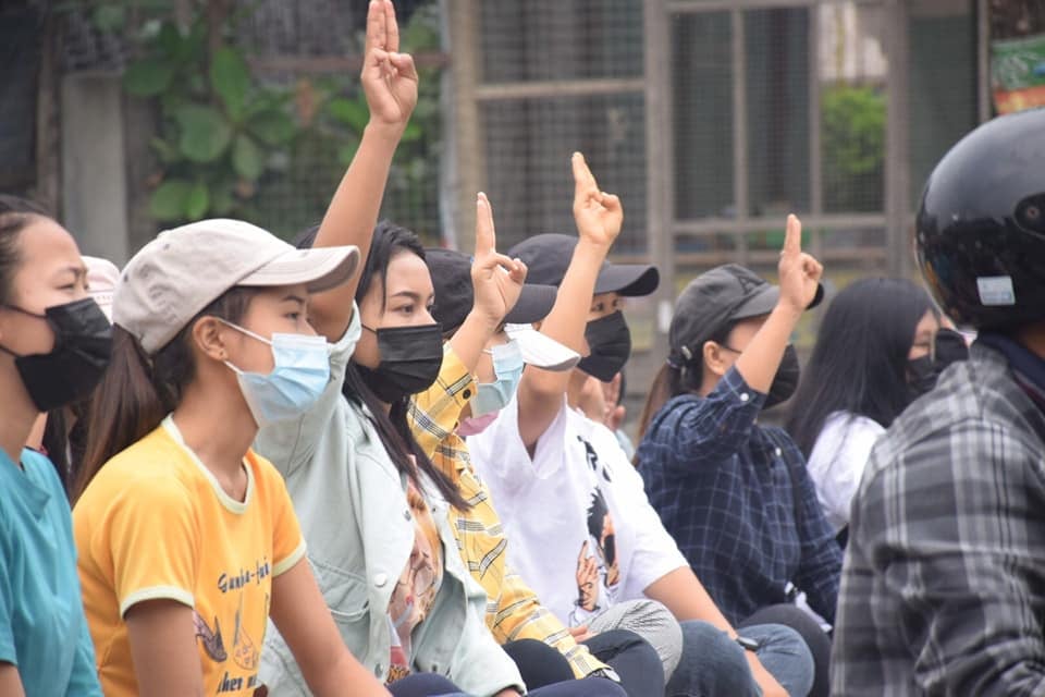 IrrawaddyNews's tweet photo. Anti-coup protesters in #Sagaing 's Kale Township staged a sit-in protest despite the recent bloody crackdowns in the town. Protesters in Kale have been marching daily following the coup. 

#WhatsHappeningInMyanmar https://t.co/Rqp2O5RKFE