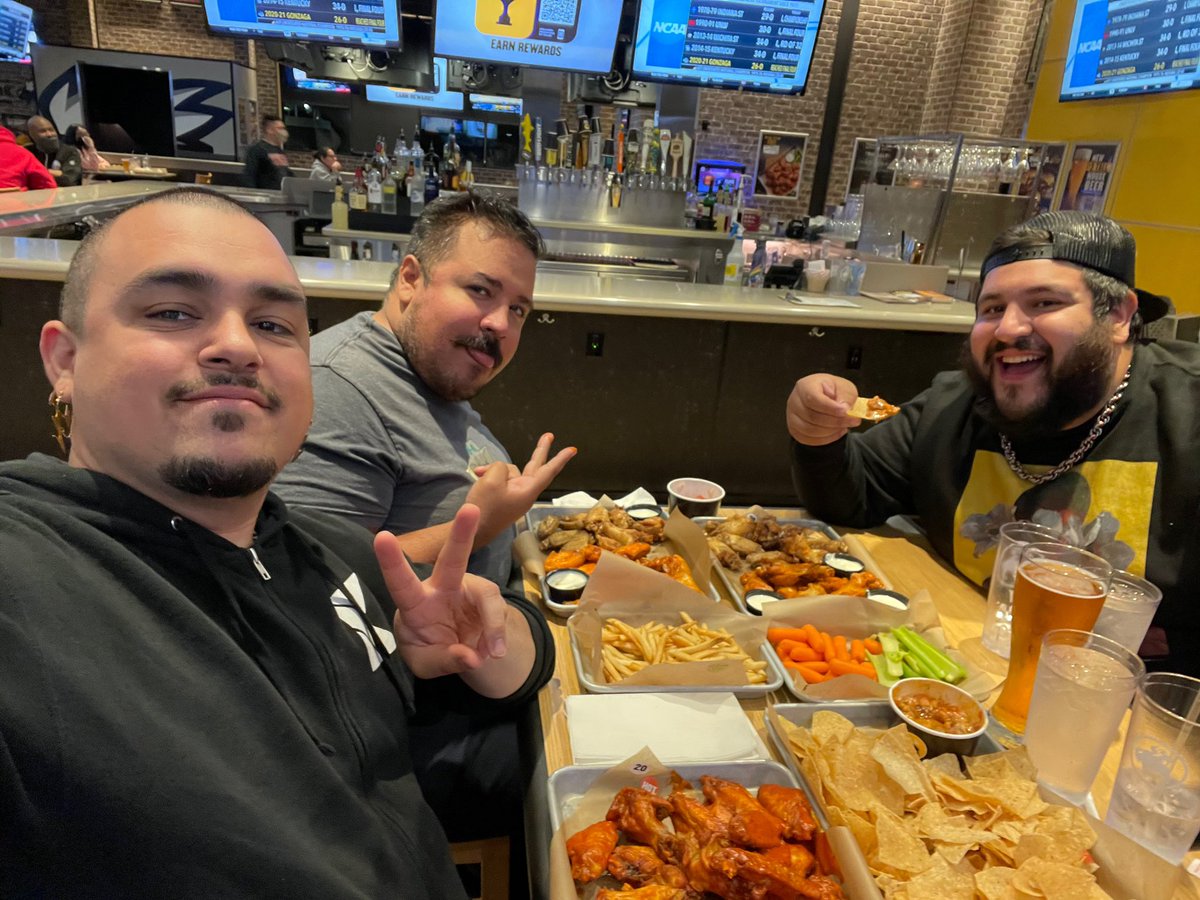 RamsesTheCub's tweet photo. Wing’s with the bb’s. 🐷✌🏼
@BennyThePoohSF &amp; @ChubbyT6 
#BWW #BuffaloWildWings #IsItChubby? https://t.co/BSsZNbpqZL