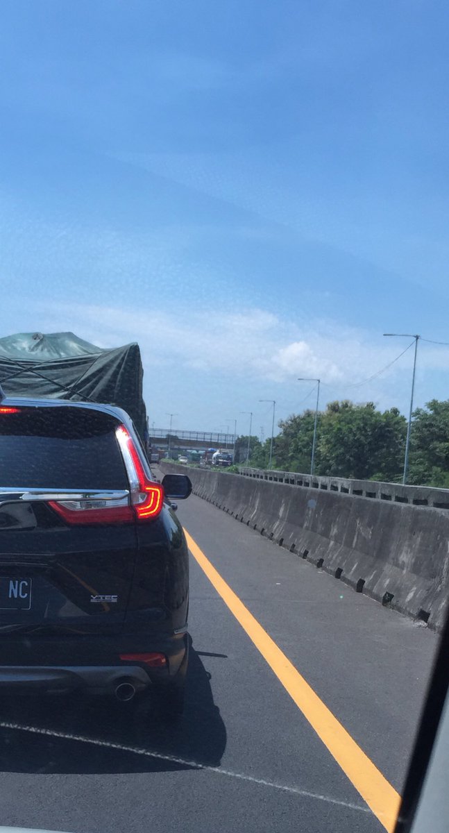 rolalisasi's tweet photo. @e100ss Semangat siang yg panas. 500 m sebelum pintu tol keluar manyar sdh berhenti. Ada apakah kawan. Salam sehat https://t.co/OIi7kZywHb