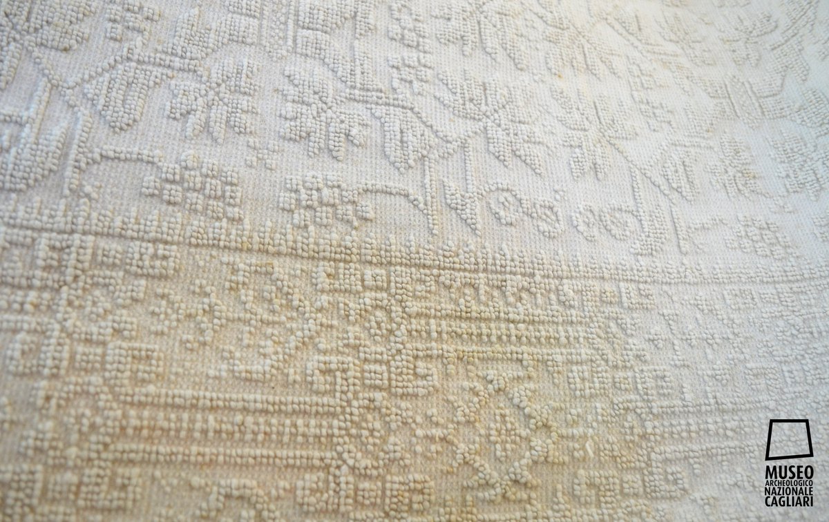 MuseoArcheoCa's tweet photo. #museoacolori🌈 dalla collezione etnografica...in #Sardegna i copriletti tradizionali sono un trionfo di bianco 🤍 per ottenere queste dimensioni venivano realizzati al telaio 3 diversi teli cuciti longitudinalmente. La decorazione è a pibionis ossia con i grani in rilievo 🍇 https://t.co/qU8RPj3zv8
