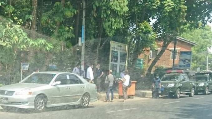 CNN journalist Clarissa Ward has got a convoy in Yangon. These photos were taken in Yankin just a while ago. This is exactly like media tour to #Rohingya area in Northern Rakhine State.

#WhatsHappeninglnMyanmar #MilkTeaAlliance #Mar31Coup #AntiFascistRevolution2021