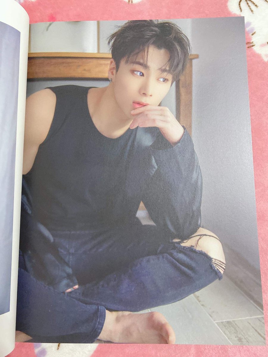 Bii_MyStar's tweet photo. ขาย PHOTO BOOK ASTRO 
ของ MAKESTAR 2 เล่มใหญ่มากมี 200 กว่าหน้า มีเล่มเดียวเท่านั้น สนใจเดม #ASTRO https://t.co/UmhBiqXXlm