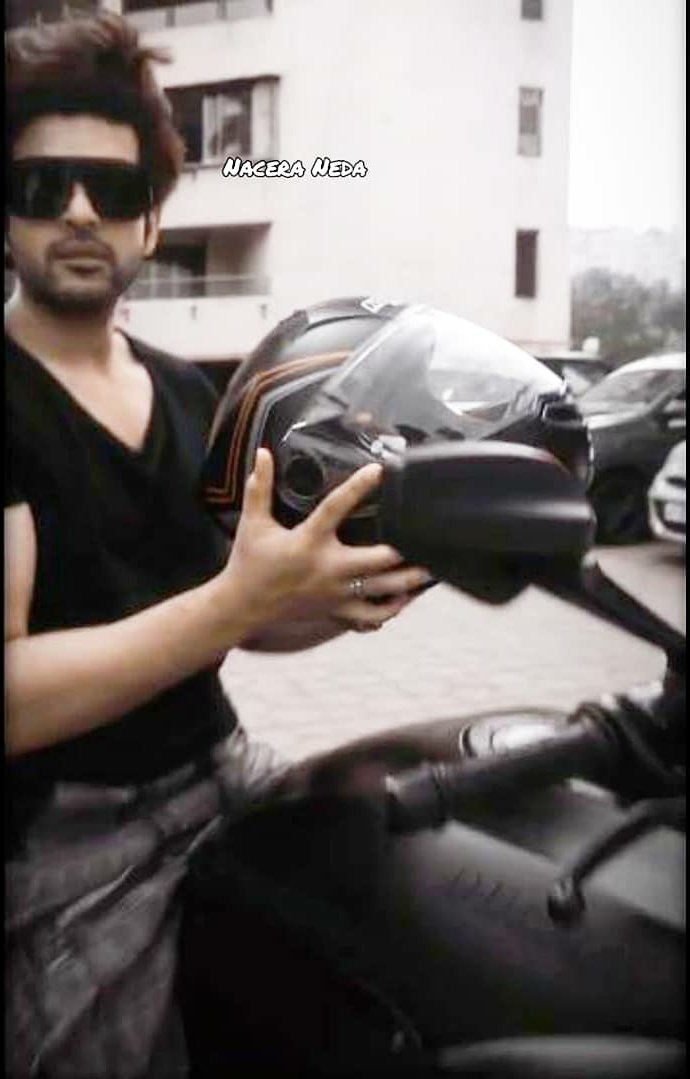 nacera46211425's tweet photo. This are a fiery #clicks @kkundrra i hope #SocialMedia will have soon new emojis that can express the level of confidence,hotness.. that suits you!
#KaranKundrra #KaranKundra ( btw its an amazing work,videos with the #PitchGray )ππ https://t.co/kLmkZFgNb4