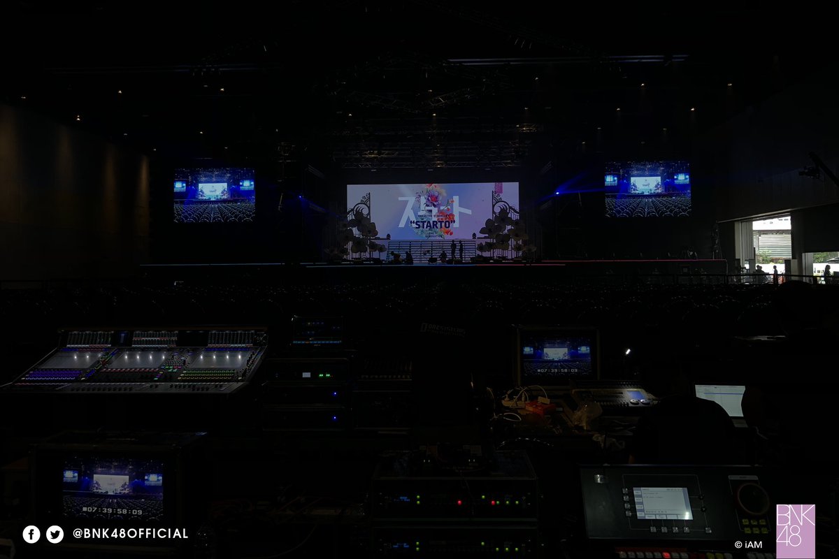 วันนี้เมื่อ 3 ปีที่แล้ว (31 มีนาคม 2561)
กับคอนเสิร์ตใหญ่ครั้งแรกของพวกเรา "STARTO"

ใครที่อยู่ในงานวันนั้นมาเล่าความรู้สึกให้แอดมินฟังกันหน่อยค่า~

#BNK48 #BNK481stConcert #STARTO