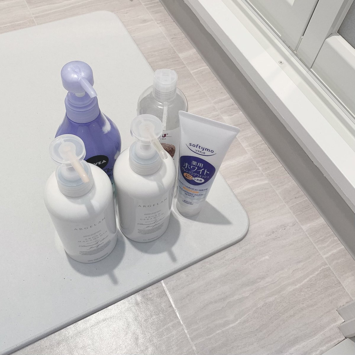 お風呂のシャンプーボトルがヌルついてカビが生えるのを防ぐ簡単ライフハックが話題に の上に置いて放置 Togetter