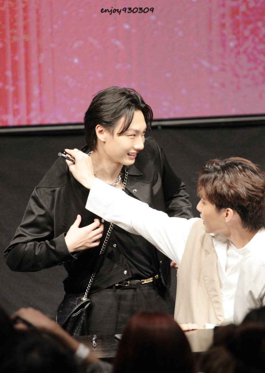 catalinamarkgun's tweet photo. Don't ask about the rivers and lakes,don't sak about the way home,just want to be with you.

不问江湖，不问归途，只想与你为伍。
🖤💛
cr:logo

#gunmark
#marksiwat
#markgun 
#AmmoforGN 
#陈瑞书陈智霆 
#magusMG #มากัส #甜橙夫夫
#MSIWAT #หัวใจศิวัช #陈瑞书
#gunnapatn #นะพัด #陈智霆 https://t.co/Gji0eLhSna
