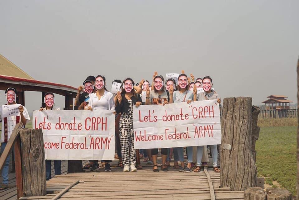 hannayuri_twt's tweet photo. Protesters at famous U pain Bridge,Mandalay ! 
Happening now 🇲🇲

UNSC ACT NOW 
#Mar31Coup
#WhatsHappeningInMyanmar https://t.co/Se5tTlnW1O