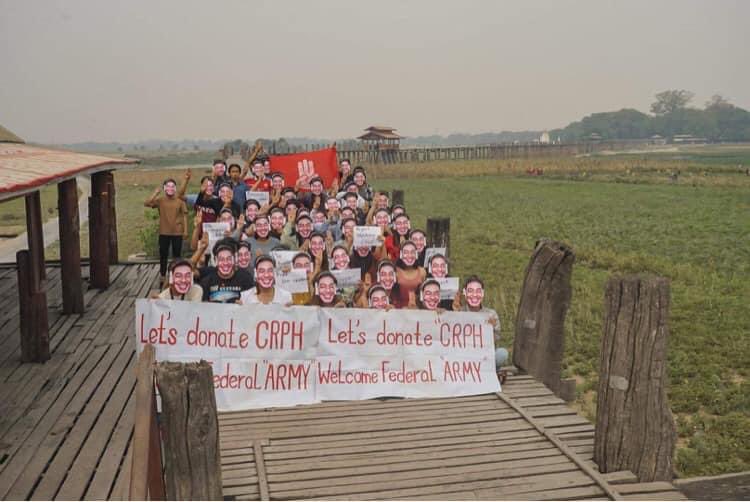 hannayuri_twt's tweet photo. Protesters at famous U pain Bridge,Mandalay ! 
Happening now 🇲🇲

UNSC ACT NOW 
#Mar31Coup
#WhatsHappeningInMyanmar https://t.co/Se5tTlnW1O