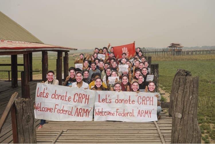 hannayuri_twt's tweet photo. Protesters at famous U pain Bridge,Mandalay ! 
Happening now 🇲🇲

UNSC ACT NOW 
#Mar31Coup
#WhatsHappeningInMyanmar https://t.co/Se5tTlnW1O