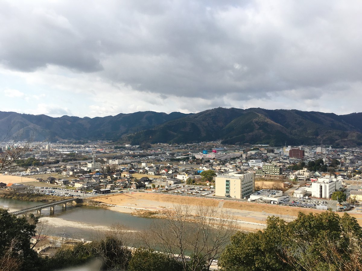 Hyogoview150's tweet photo. 撮影場所：播磨エリア番外No.7（宍粟市）宍粟市役所の対岸にある愛宕神社
見える景観：揖保川と出石の船着き場跡

#hyogoview150 #ひょうごの景観 #viewpoint150 #photo #兵庫��� #hyogo #景観 #景色 #風景 #ビューポイント #フォトスポット #宍粟市 #愛宕神社 #揖保川 https://t.co/Wz6nhZAlme