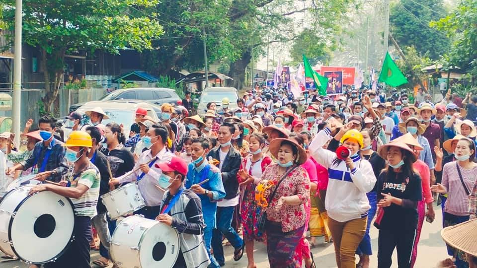 People poured onto the streets in #Sagaing  Region’s Katha on Mar. 31 to show their solidarity with fellow citizens elsewhere in the country in their bid to restore democracy. (Photo: CJ) 

#WhatsHappeningInMyanmar