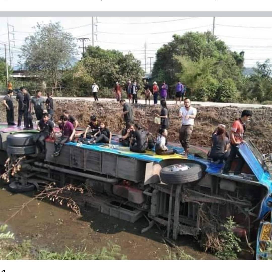 stevekaposi's tweet photo. #Bus runs into a canal in #Thailand 

https://t.co/H53UWwOkLa
#Bangkok #ThailandNews #SteveKThailand #TACSThailand #ThailandWatch #DiscoverThailand #AmazingThailand #roadaccidents #baddriving #RoadAccidentsThailand #ThaiCrazyAccidents #BusCrashThailand #ThaiPublicTransport #buses https://t.co/THVuvERnHo