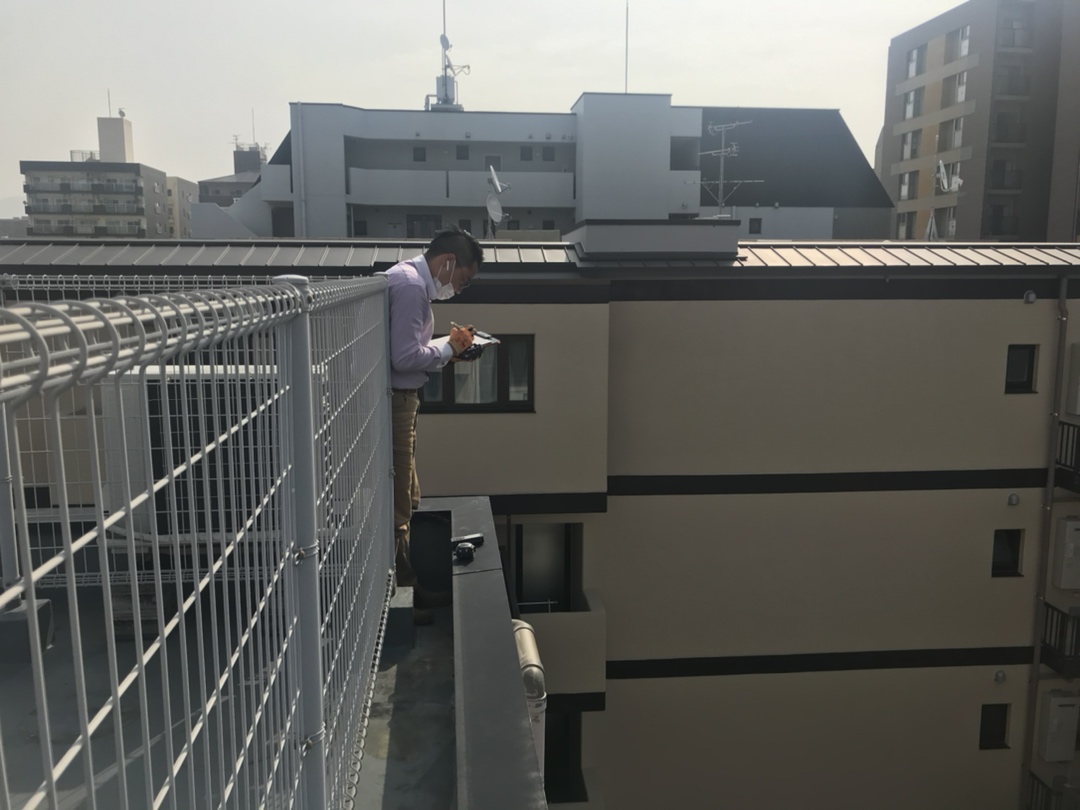 de_tex_jp's tweet photo. 【今日の現場】
今日は現場調査に来ました。現場調査で見積もり、施工の段取りを考えます。すごく立派なエレベーター付きの戸建てでした!✨
お隣が近いことで足場が立てられないため、弊社にお問い合わせいただきました。
#ロープアクセス
#detex https://t.co/aimRl4Qnpp