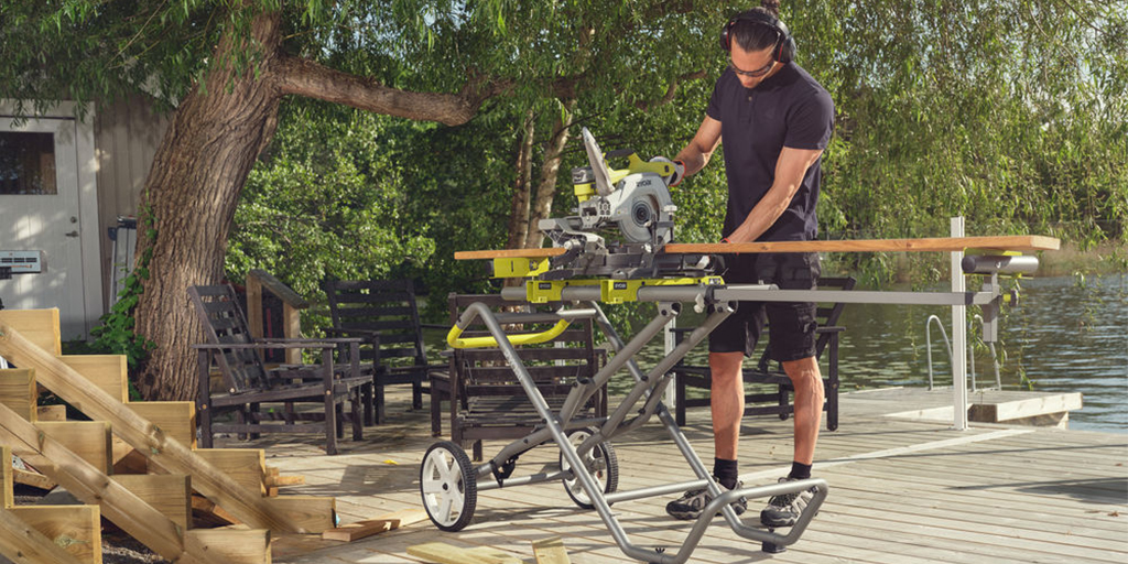 ZoneOutillage's tweet photo. Le support universel à roulettes RLSW01 RYOBI : pour découper de manière plus sûre, stable et confortable avec les scies à onglets.
#ryobi #riobytools #scies #bricolage
https://t.co/t0MMnaNVTg https://t.co/UqF7M0sURj