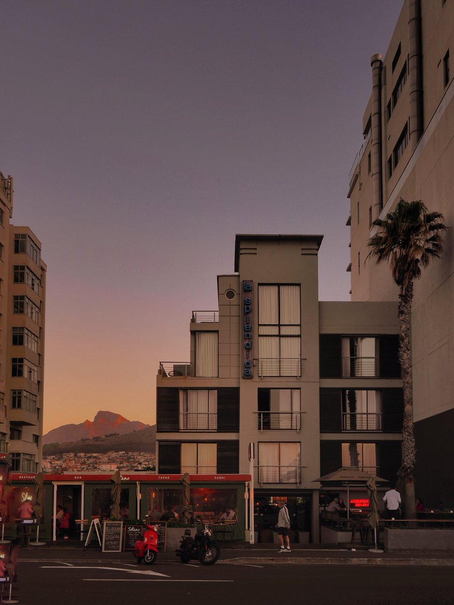 mylimeboots's tweet photo. Early evenings settling into my new spot for the next two days in #CapeTown at #LaSplendida. This city captures my heart anew, each time I visit.
#NewmarkExperiences #NewmarkHotels #BecauseSouthAfrica #ShareSouthAfrica https://t.co/ZfN2YlfXZn