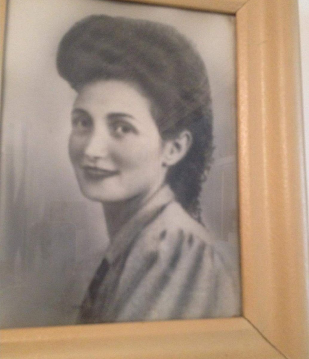 Les_Derniers's tweet photo. Suzanne Hertman est décédée à l'âge de 102 ans. Arrêtée en 43, elle est contrainte de travailler au tri des biens spoliés aux juifs, puis ce sera Drancy et Bergen Belsen. Elle élève ses 3 enfants dans 40 m2. C’était une femme courageuse belle et drôle. 
Toutes nos condoléances❤️ https://t.co/FffnAvFa9n