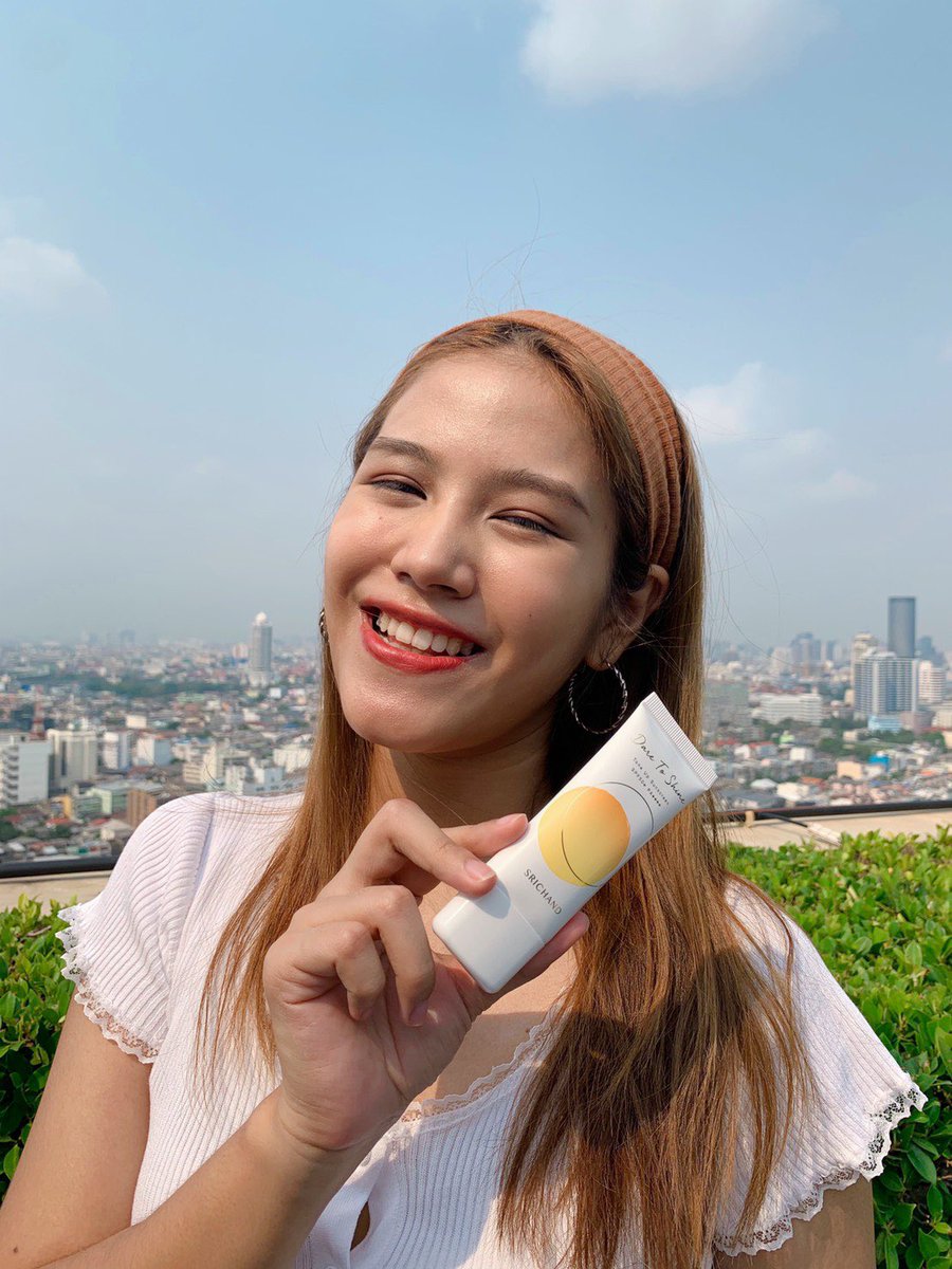 ppraewjpg's tweet photo. ลองใช้กันแดดโทนอัพอันนี้ครั้งแรก คือไม่ต้องทารองพื้นแล้วอะสีผิวไบร์ทขึ้นเยอะมากกก หน้าไม่แห้งด้วย ผิวยังชุ่มชื่นอยู่ แล้วเนื้อครีมไม่เหนอะหนะ เอาไปเต็มฉิบบบ��
#กันแดดก่อนแต่งหน้า #สว่างอัพเวล https://t.co/s6xetamYyw