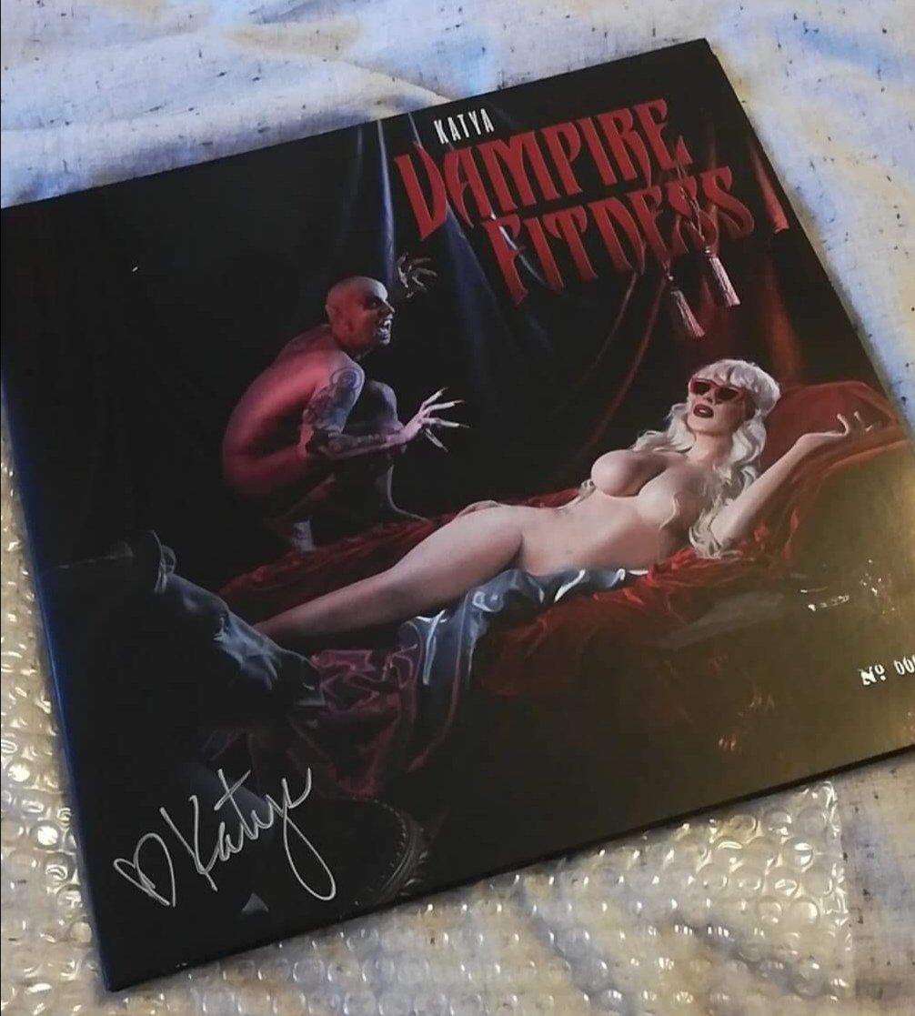 Brydski's tweet photo. When I tell you that today was a great day, and you ask me why, I will show you my new prized possession with a look of maniacal glee on my face thanks to @katya_zamo and #VampireFitness https://t.co/zPaFe26rDN