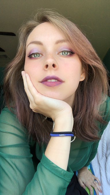 Edgy makeup look? https://t.co/JI2Mb8CWAh