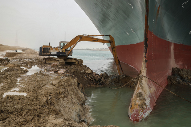 SolaraDataTom's tweet photo. You are looking at the most important excavator in the world, with 15% of the world's trade dependent on how quickly this Komatsu operator can shovel sand. #evergiven #shipping #SuezBLOCKED #Suez https://t.co/sVpln4UH6n