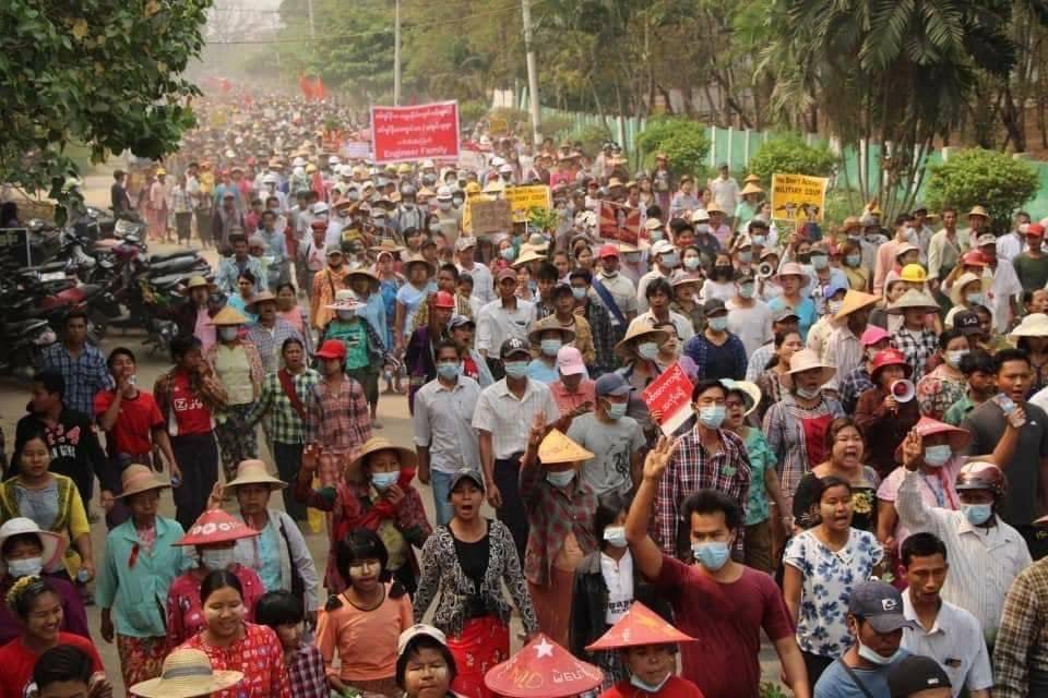 hannayuri_twt's tweet photo. Protest Moment against the military coup junta took place today (March 31) on in Ye-U Township,Shwebo District, Sagaing Region of Burma.
Such a powerful crowds !
Respect Ye-U Civilians 🇲🇲💪🏻 @CNN @cnni @cnnbrk @CNNPolitics 

UNSC ACT NOW 
#Mar31Coup
#WhatsHappeningInMyanmar https://t.co/HySExGHJat