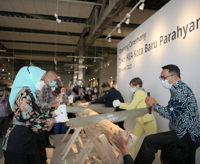 ridwankamil's tweet photo. IKEA Kota Baru Parahyangan resmi dibuka, karena pihak IKEA menilai ekonomi Jawa Barat sudah menunjukkan tren membaik. Alhamdulillah.

Karya-karya UMKM Jawa Barat juga menghiasi berbagai sudut di toko furniture dunia ini, sebagai komitmen kolaborasi dengan sumber daya lokal. https://t.co/n1ersrGtCT