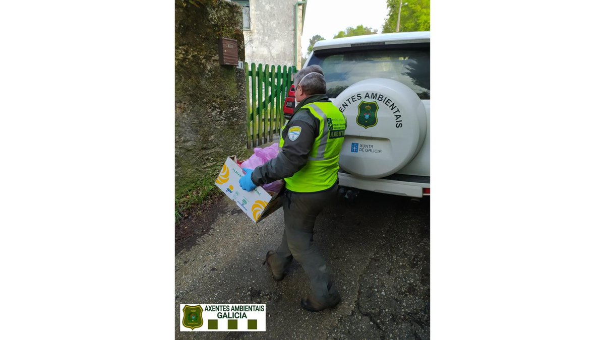 As #Brif do ministerio, xestionadas pola empresa pública #Tragsa estanse a vacinar do coronavirus na súa quenda coma persoal de emerxencias, mentres q 👮🏻‍♀️👮🏻‍♂️#AxentesAmbientais e 👩🏻‍🚒👨🏻‍🚒#BombeirosForestais persoal esencial <a href="/Xunta/">Xunta de Galicia</a> nas mesmas condicións non
#SENTIDIÑO!!!