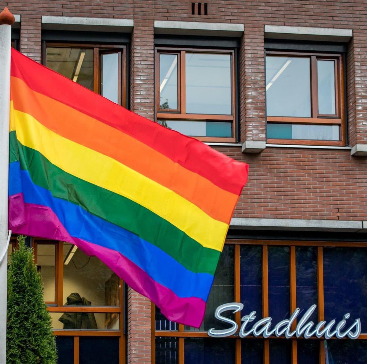 Donderdag 20 jaar geleden, trouwden voor het eerst twee mensen van hetzelfde geslacht met elkaar. Een mijlpaal, maar ook een moment van reflectie. De tolerantie staat onder druk. Zorgwekkend, omdat ook in de toekomst mensen willen trouwen en houden van wie ze willen.