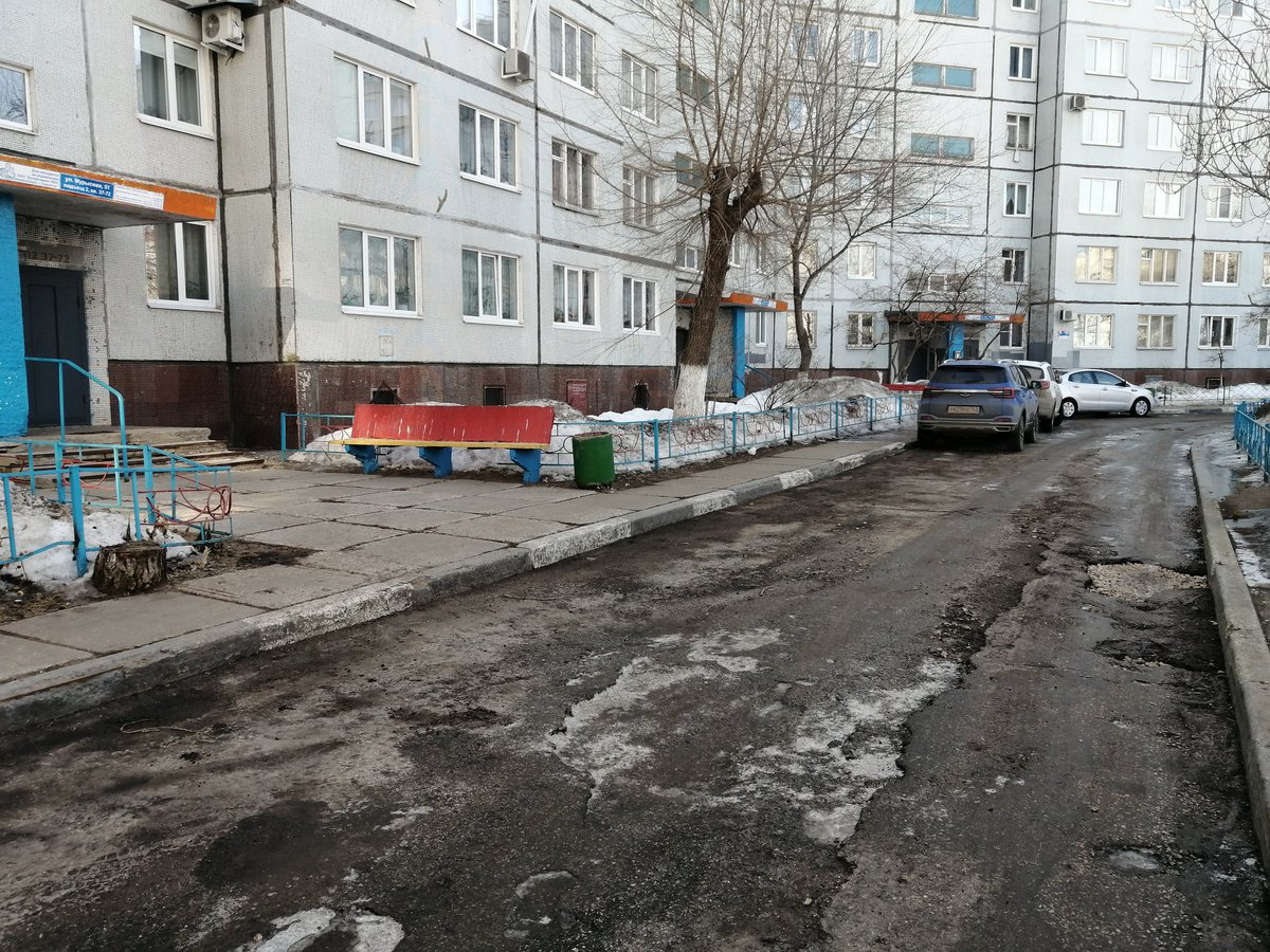 MigalevA's tweet photo. @SamMobilePriem Уважаемый, Дмитрий Игоревич, с 2015 года не можем решить вопрос расширения, ремонта проезжей части и придомовой территории Мурысева 51, несмотря на наличие проекта постоянно получаем ответы, что при наличии финансирования работы будут сделаны, что нам делать. https://t.co/yGK8JSLKue