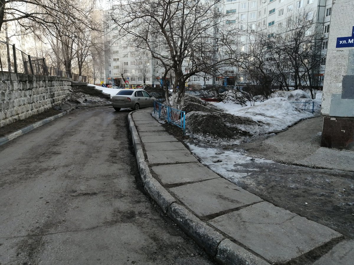 MigalevA's tweet photo. @SamMobilePriem Уважаемый, Дмитрий Игоревич, с 2015 года не можем решить вопрос расширения, ремонта проезжей части и придомовой территории Мурысева 51, несмотря на наличие проекта постоянно получаем ответы, что при наличии финансирования работы будут сделаны, что нам делать. https://t.co/yGK8JSLKue