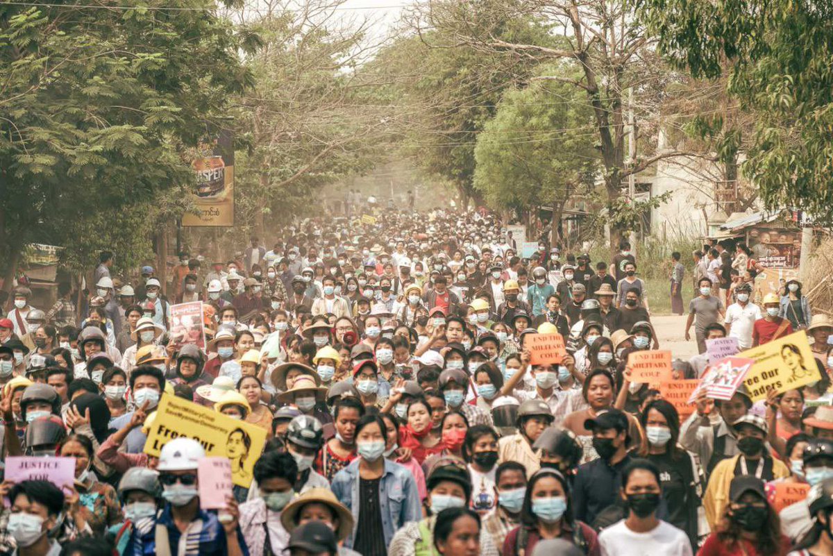 hannayuri_twt's tweet photo. Powerful Crowds of Civilians  Strike against the military coup .Happening now in Manywa ,Myanmar.

UNSC ACT NOW
#Mar31Coup
#WhatsHappeningInMyanmar
#forceavote
#MilkTeaAlliance https://t.co/BT1X5VT4tG