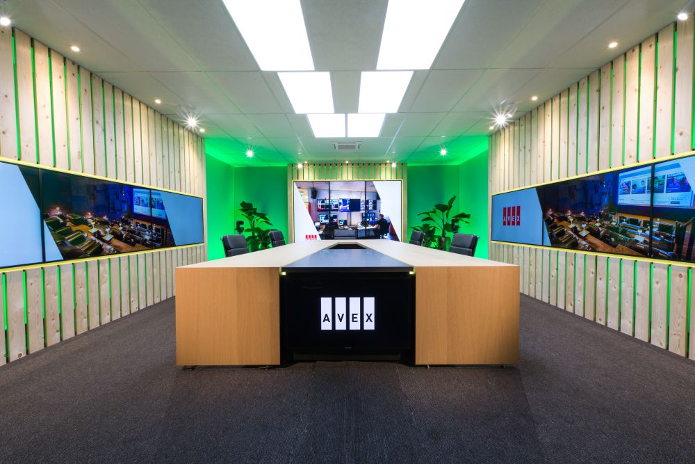 Door COVID-19 vinden veel evenementen online plaats. Audiovisueel bedrijf <a href="/AVEX_int/">AVEX</a> heeft hierom sinds 2020 verschillende studio mogelijkheden in huis waarbij ze voor haar klanten live uitzendingen kan verzorgen en streamen. #presentatie #teamAVEX #livestream #eventfacilities