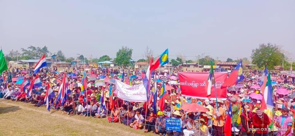 KnIC_Karenni's tweet photo. Determined, the people of Demawhso, #Karenni State continue their protest against Min Aung Hlaing’s coup, which turns 2 mos today #Mar31Coup and has killed over 400. #WhatsHappeningInMyanmar Photo: PKPF https://t.co/J2vnC8ABKZ