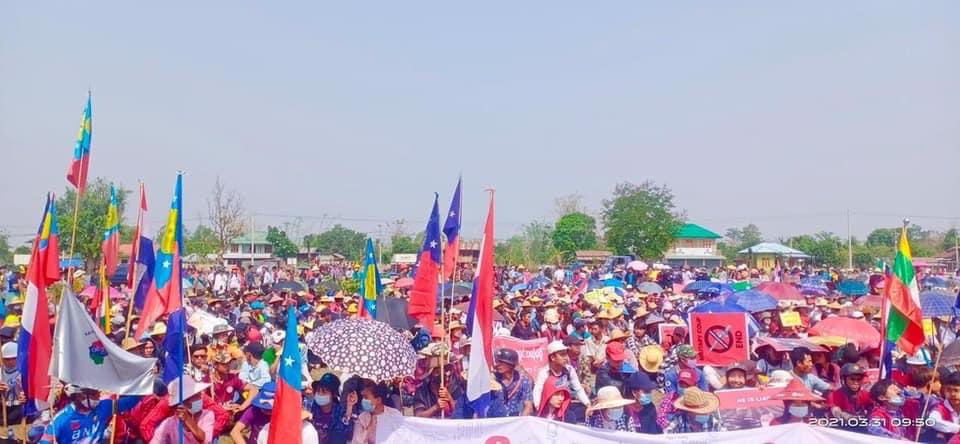 KnIC_Karenni's tweet photo. Determined, the people of Demawhso, #Karenni State continue their protest against Min Aung Hlaing’s coup, which turns 2 mos today #Mar31Coup and has killed over 400. #WhatsHappeningInMyanmar Photo: PKPF https://t.co/J2vnC8ABKZ