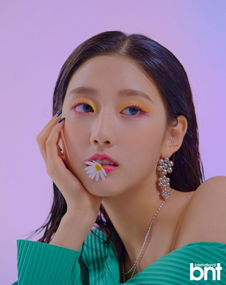 yeinnnnnnnn's tweet photo. COME ONNN BIG BRANDS FOR COSMETICS OR FASHION OR WHATEVER PLS JUST HIRE THIS LADY JUST LOOK AT JEONG YEIN https://t.co/9yELaa7tMZ